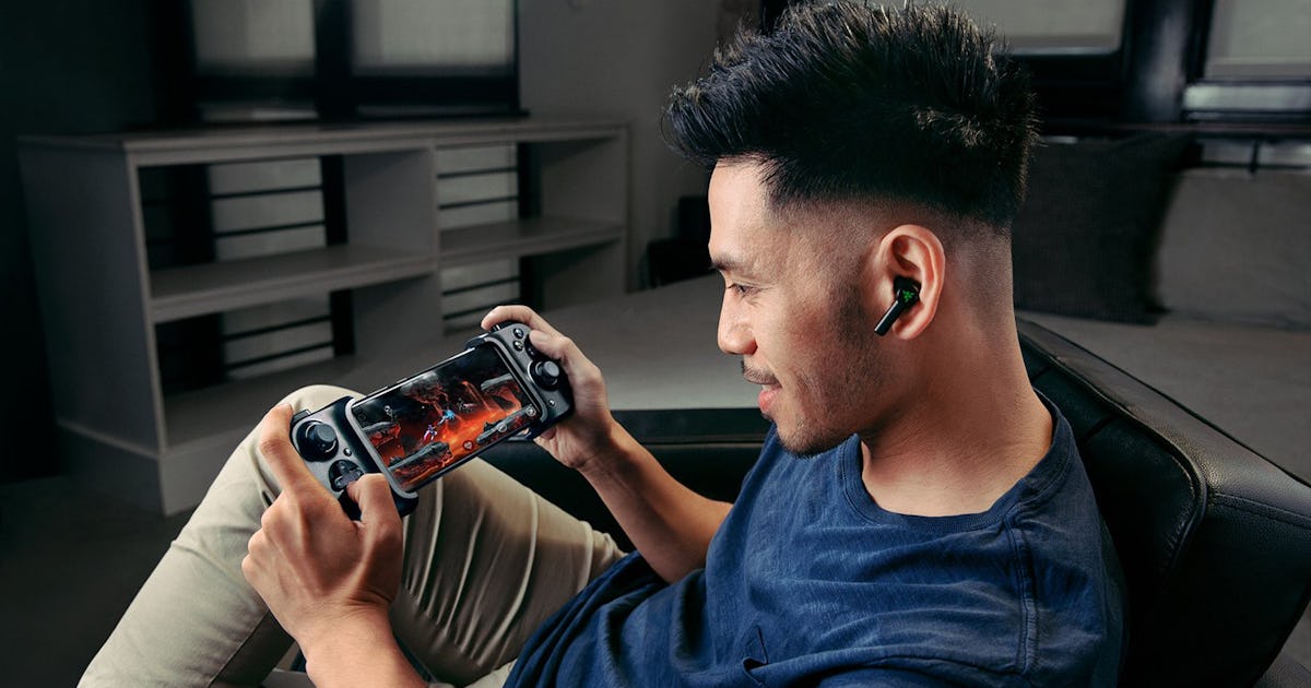 Razer Kishi S Slender Iphone Gaming Controller Makes Apple Arcade Worth It