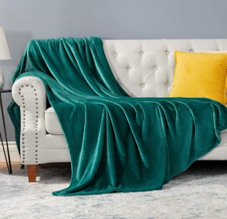 If you're looking for warm blankets, consider this fleece microfiber blanket that's lightweight but ...