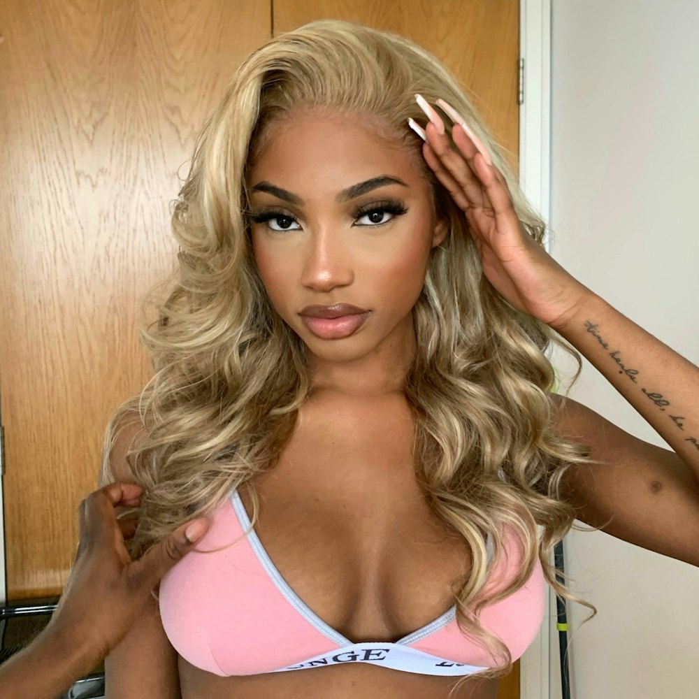 HIGHLIGHTED BLONDE WIG