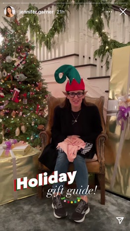 Jennifer Garner next to her 2020 Christmas tree 