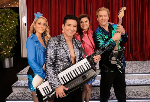 Elizabeth Berkley as Jessica Spano, Mario Lopez as A.C. Slater, Tiffani Thiessen as Kelly Kapowski, ...