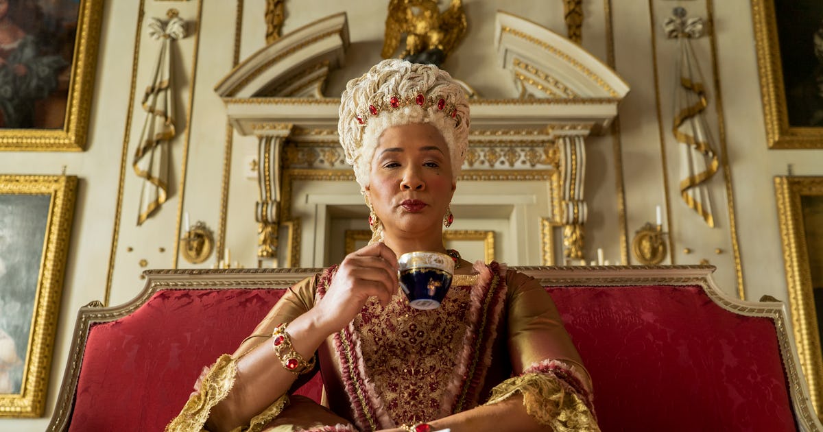 6 Clues Penelope Was Lady Whistledown In 'Bridgerton' All Along