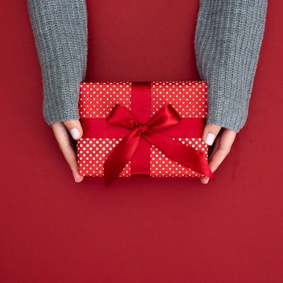 Gift, holidays, present, gift giving tips 
