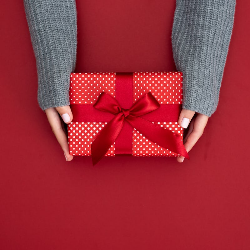 Gift, holidays, present, gift giving tips