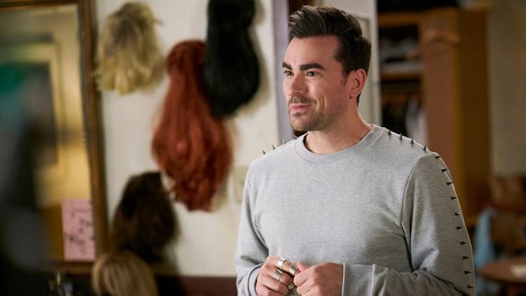 David Rose (Dan Levy) smiles while talking to this family in 'Schitt's Creek.'