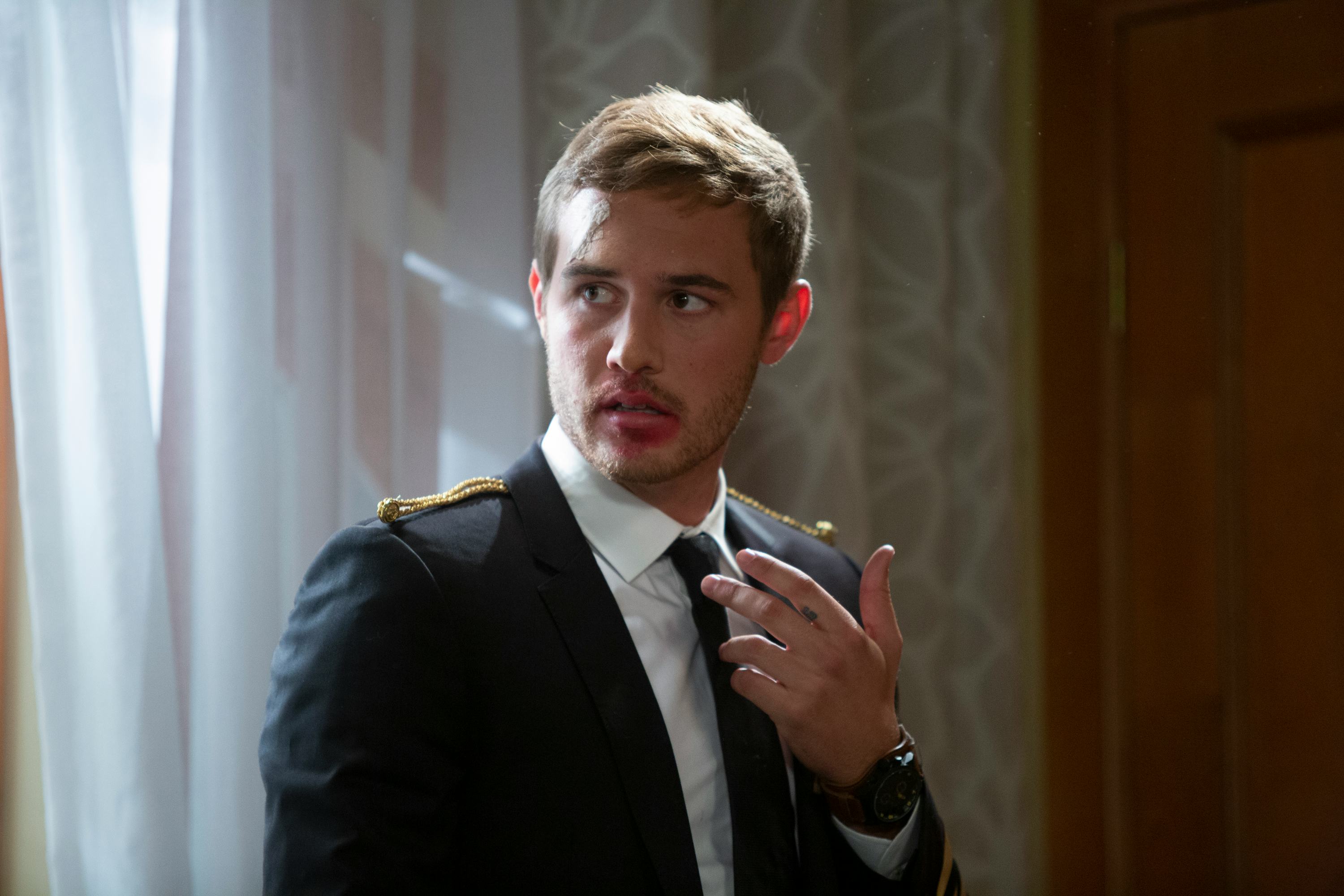 Who goes home during Peter's 'Bachelor' Week 6?