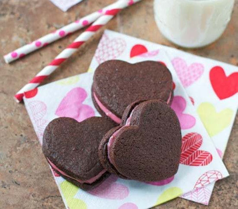 These Chocolate Sandwich Cookies make the perfect Pinterest-worthy Valentines Day recipe thanks to t...