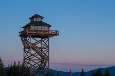 A tower listed on Airbnb overlooks the forest in Oregon during the sunset. 