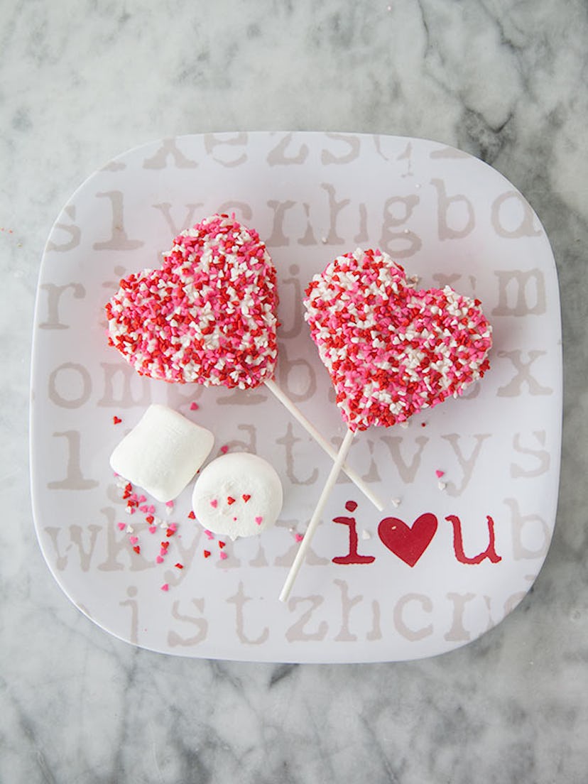 These Rice Krispie Valentine Lollipops are a Pinterest-Worthy Valentine's Day Recipe. 