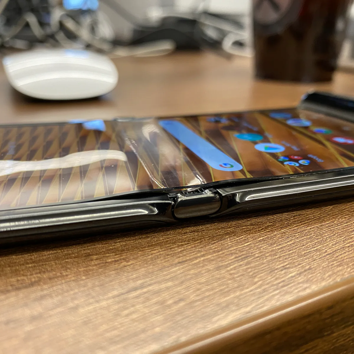 Motorola issues official response over Razr screen peeling. Says don't ...