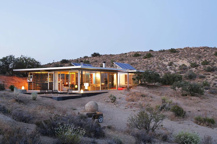 A serene house in the California desert is the perfect place to stay for a chill getaway.