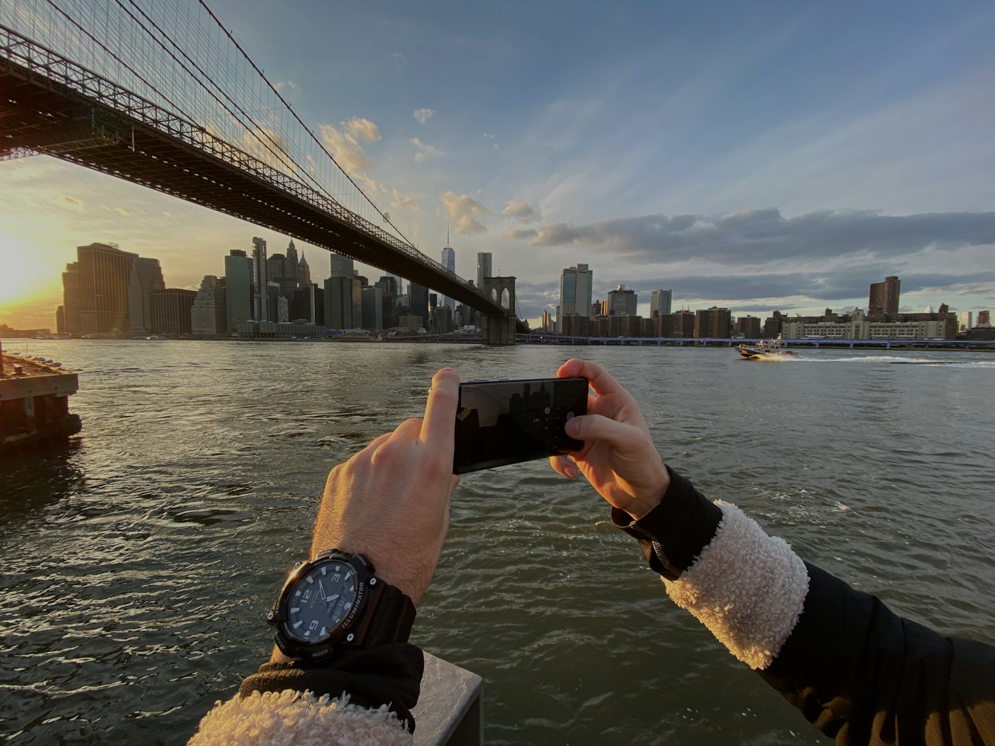 Bạn đang tìm kiếm một chiếc điện thoại với camera chụp ảnh vượt trội? Samsung Galaxy S20 Ultra chính là sự lựa chọn tuyệt vời cho bạn. Với độ phân giải cao, zoom quang học 100x và khả năng chụp ảnh trong mọi điều kiện ánh sáng, S20 Ultra sẽ mang tới cho bạn những bức ảnh tuyệt đẹp và sống động.