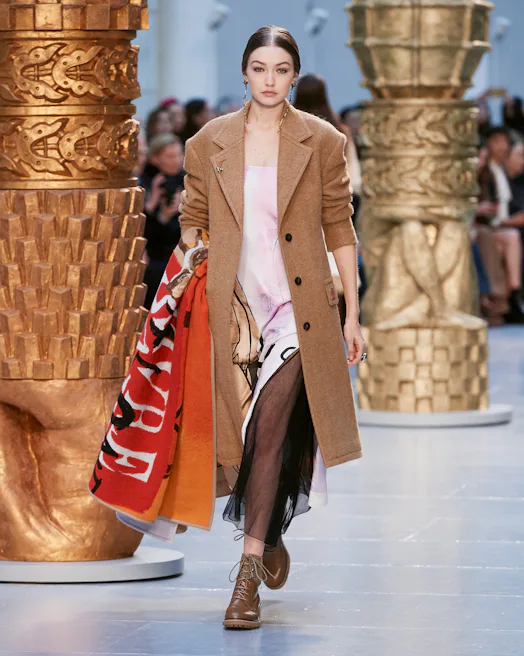Chloe's Fall/Winter 2020 Runway Show Was A Tribute To Women Artists Chloe's Fall/Winter 2020 Runway Show Was A Tribute To Women Artists