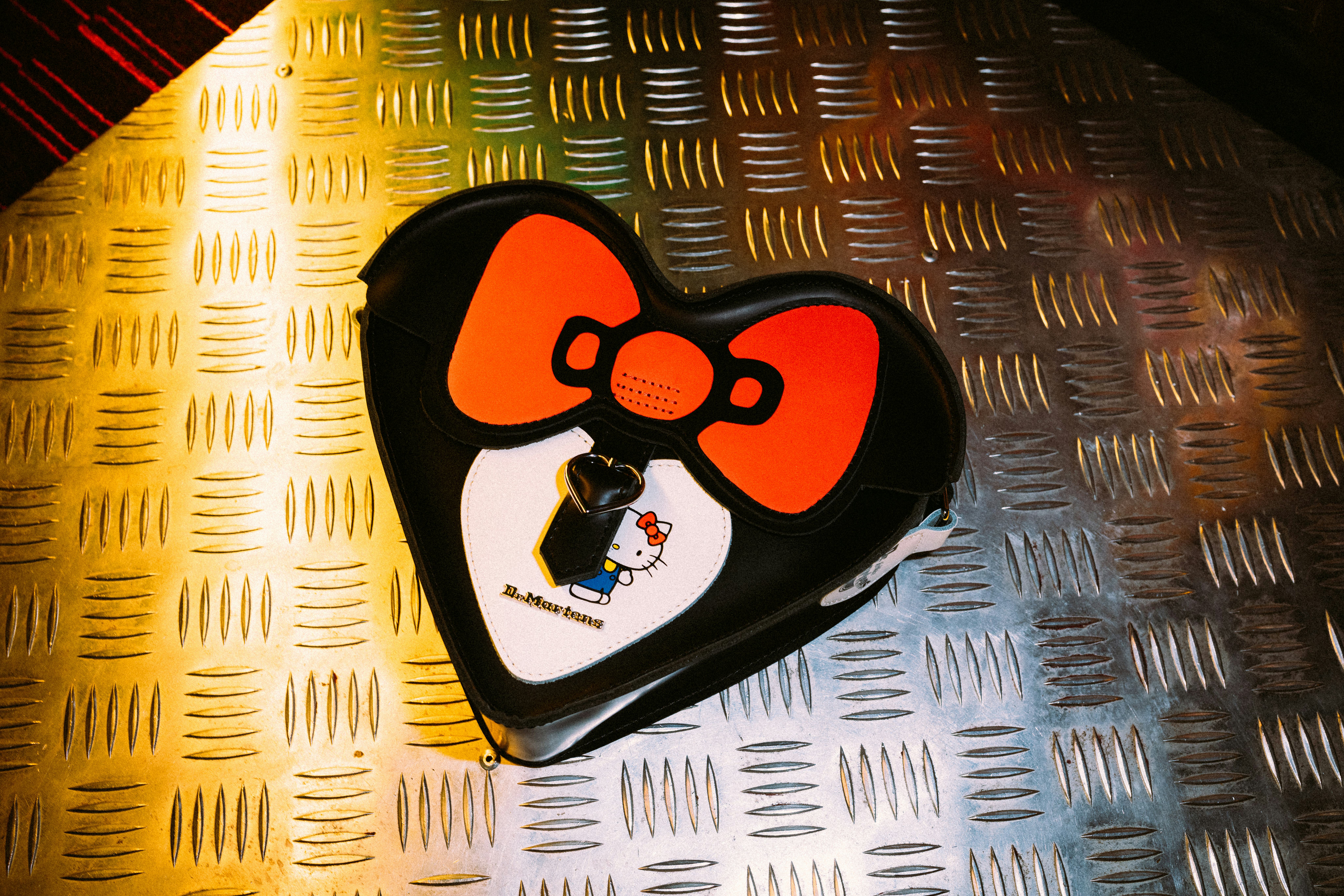 Dr Martens x HELLO KITTY HEART サッチェル★コラボ Dr. Martens X Hello Kitty Women's Jadon Leather Boots