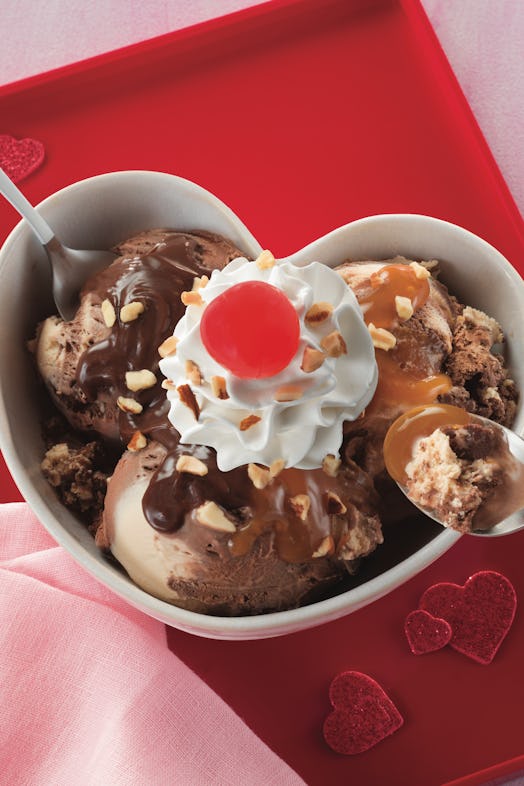 Baskin-Robbins' Valentine's Day 2020 ice cream and cakes includes the Date Night Sundae.
