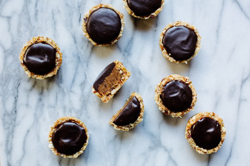 If you're new to baking, these no bake dark chocolate caramel cups are the dessert you seek.