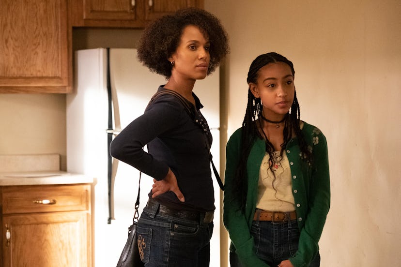 Kerry Washington as Mia and Lexi Underwood as Pearl in Little Fires Everywhere