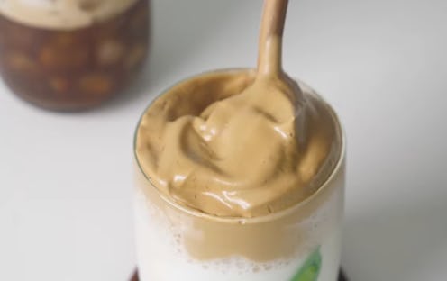 Dalgona coffee, aka creamy coffee on tiktok, is very easy to make.