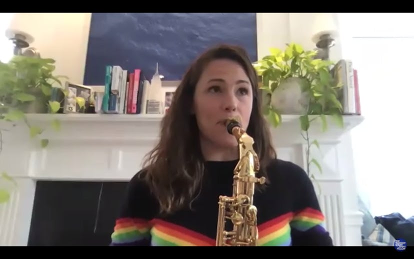 Jennifer Garner plays the saxophone on Fallon.