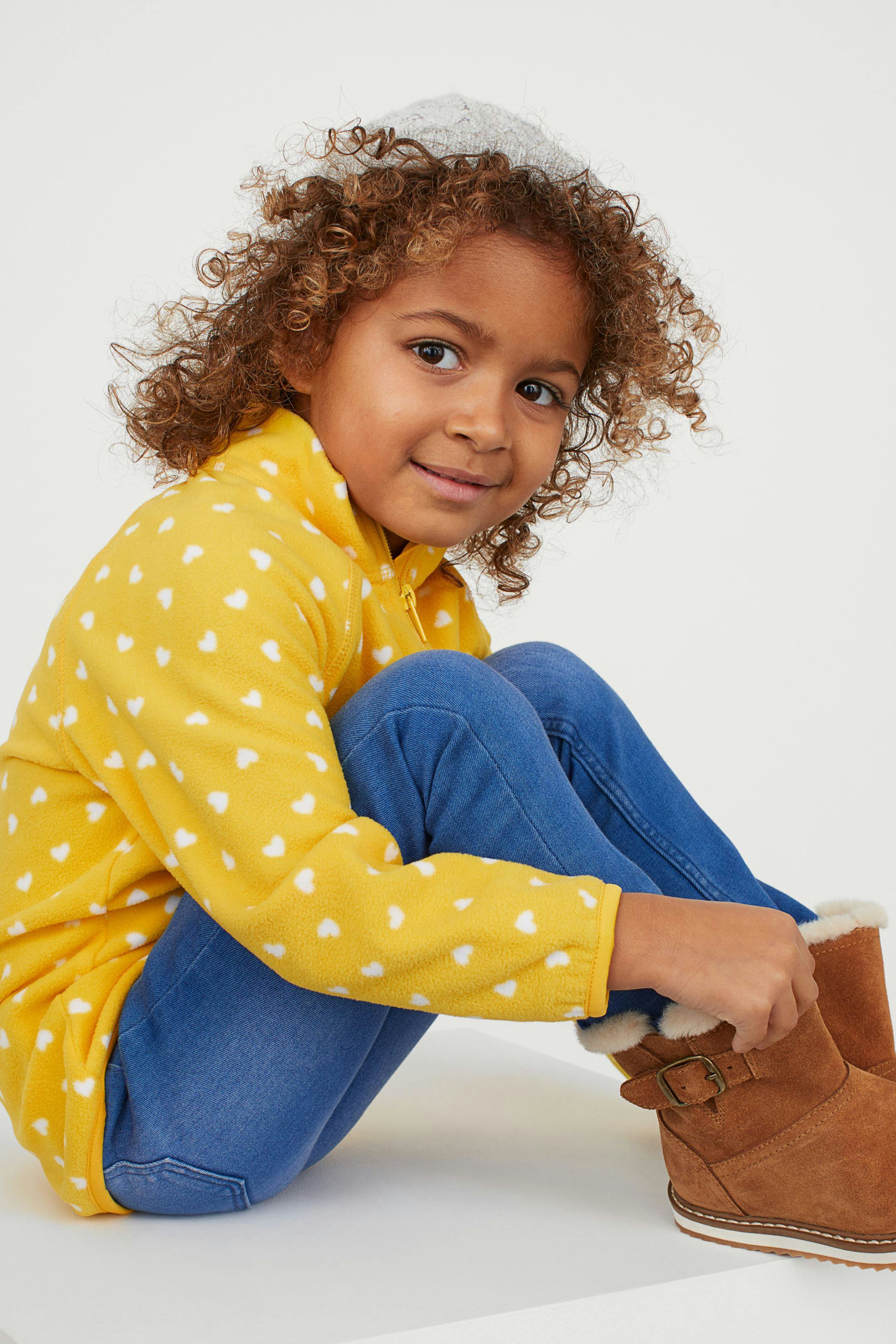 little girl wearing fleece h&m jacket