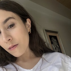 Lauren Caruso selfie in a white dress shirt with her wfh makeup look