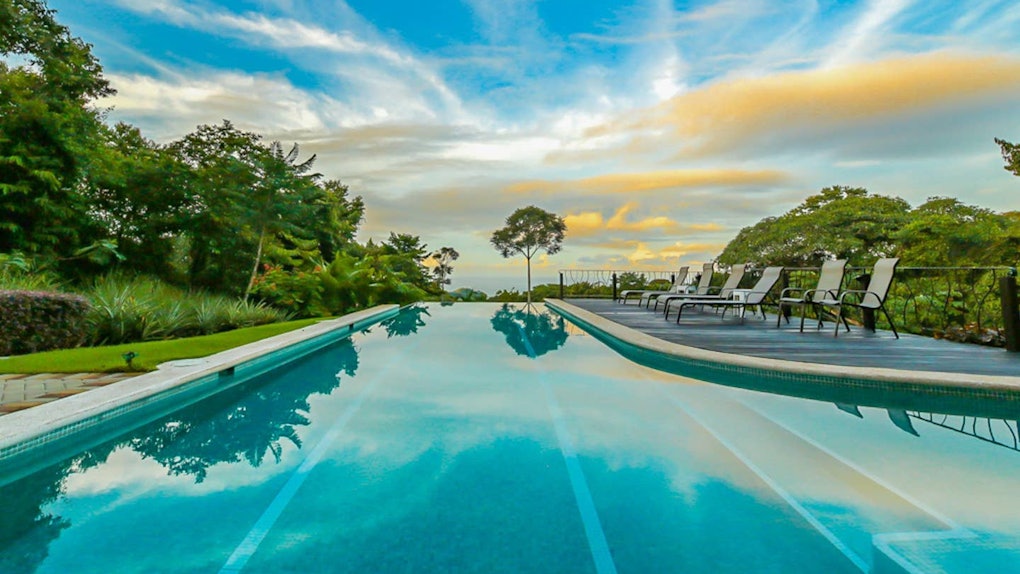 10 Best Airbnbs With Infinity Pools That'll Take Your Pics To Infinity