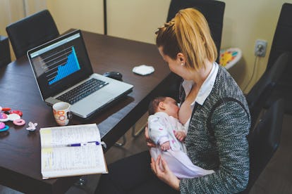 femme jonglant entre l'allaitement du bébé et le travail