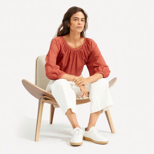 A model posing for Everlane's 25% Off Sale 