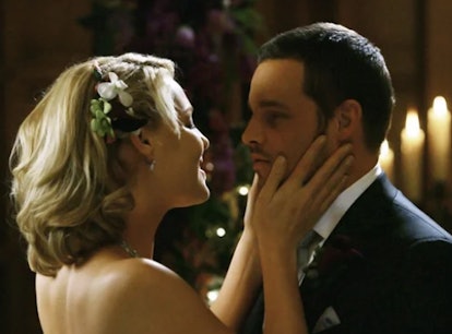 Izzie & Karev share a romantic moment on 'Grey's Anatomy.' 