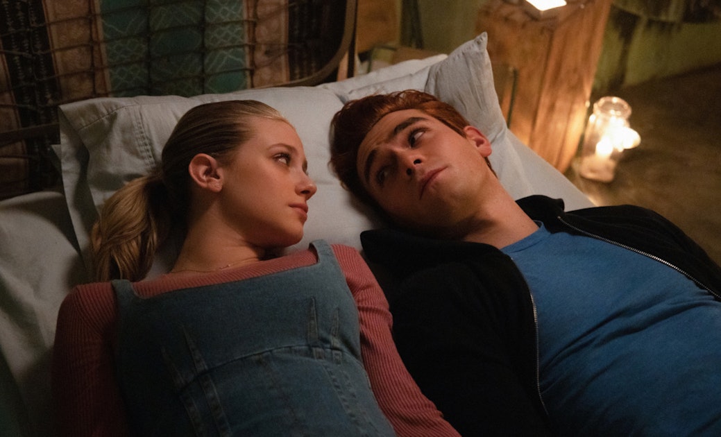 Riverdale S Season 4 Episode 18 Photos Of Betty And Archie Are Steamy