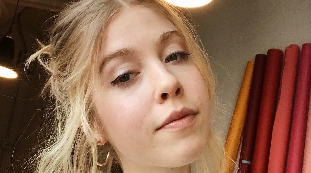 How To Make A Messy Bun The Cute But Easy Hairstyle I M Living In At Home