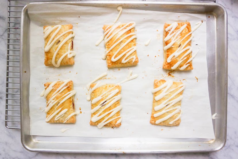 Baking tray with six toaster pastries on it