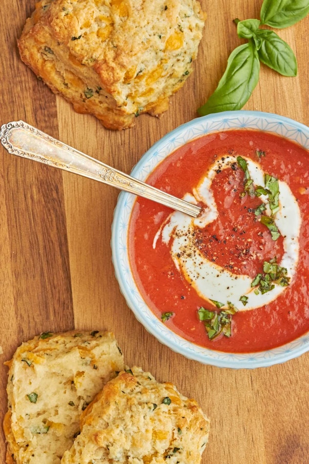 Cup of tomato soup with slices of bread surrounding it