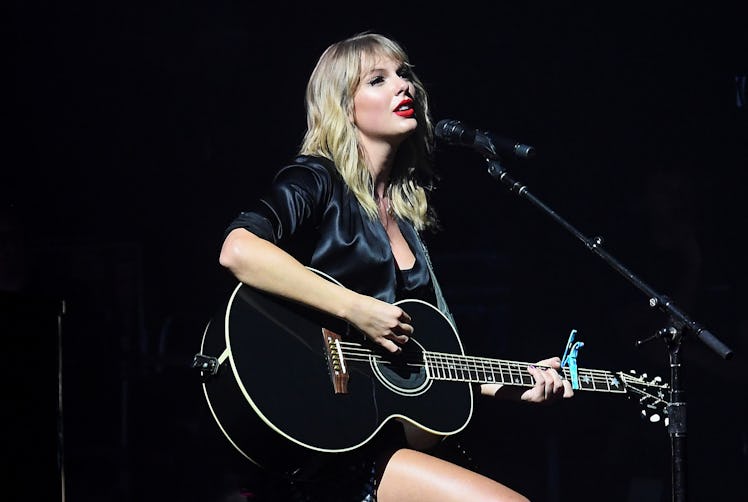 Taylor Swift's acoustic "Cornelia Street" performance for 'City Of Lover' was so beautiful.