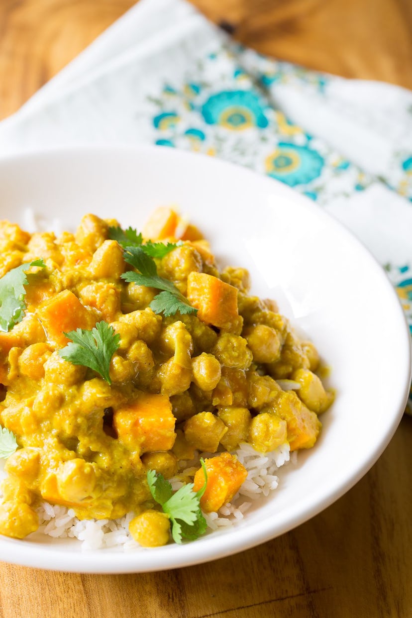 A dish of curried chickpeas over rice.