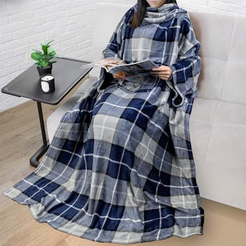 PAVILIA Fleece Blanket with Sleeves