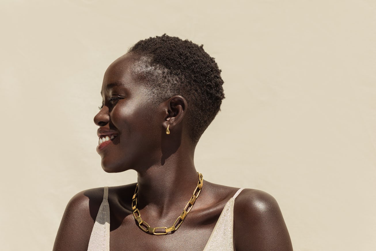 A model wearing a gold chain necklace 