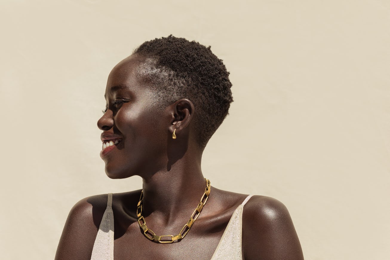 A model wearing a gold chain necklace