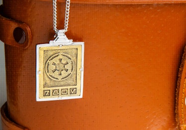 Star Wars™ | RockLove Imperial Credit Necklace – Yellow Gold
