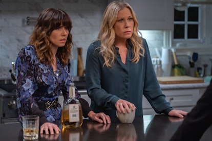  Linda Cardellini as Judy Hale & Christina Applegate as Jen Harding in 'Dead to Me'