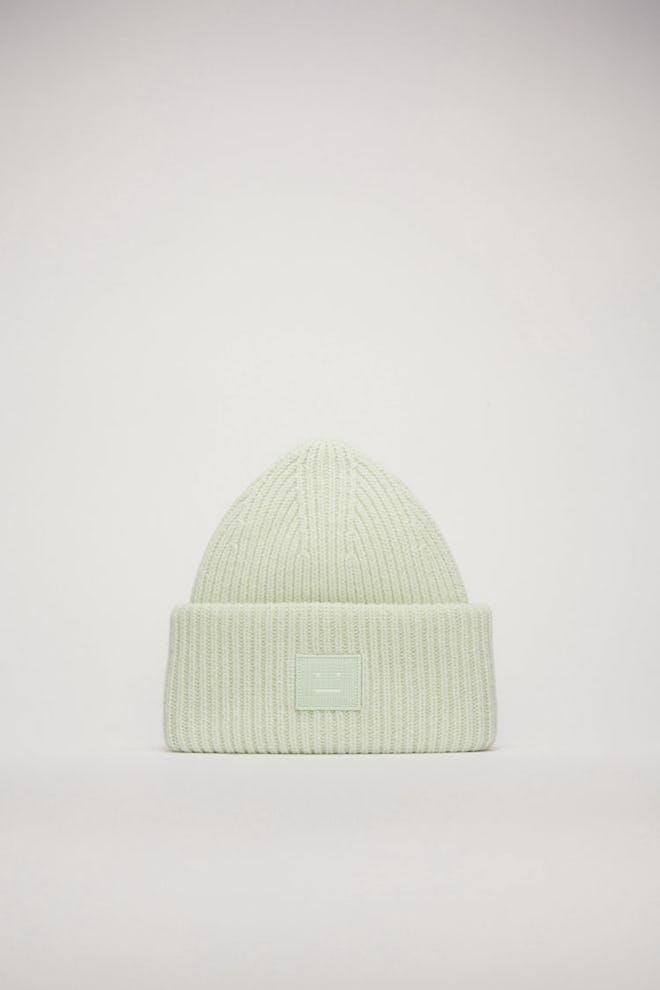 Face-patch beanie pastel green