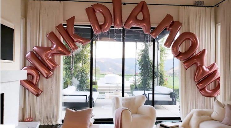 Khloe Kardashian received a balloon arrangement from Tristan Thompson.
