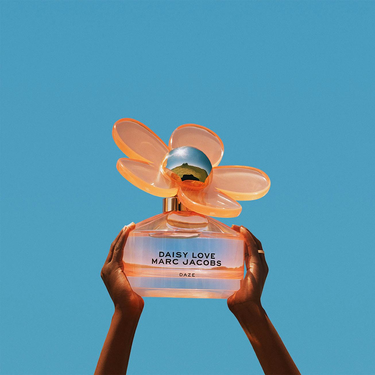 Parfume Daisy Love by Marc Jacobs held high