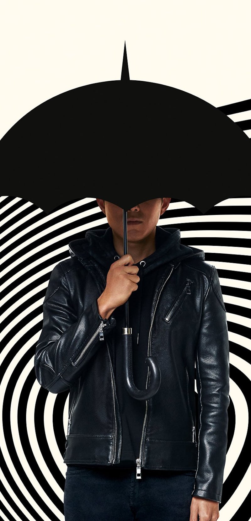 Ben Hargreeves posing with a black umbrella in Umbrella Academy Season 2