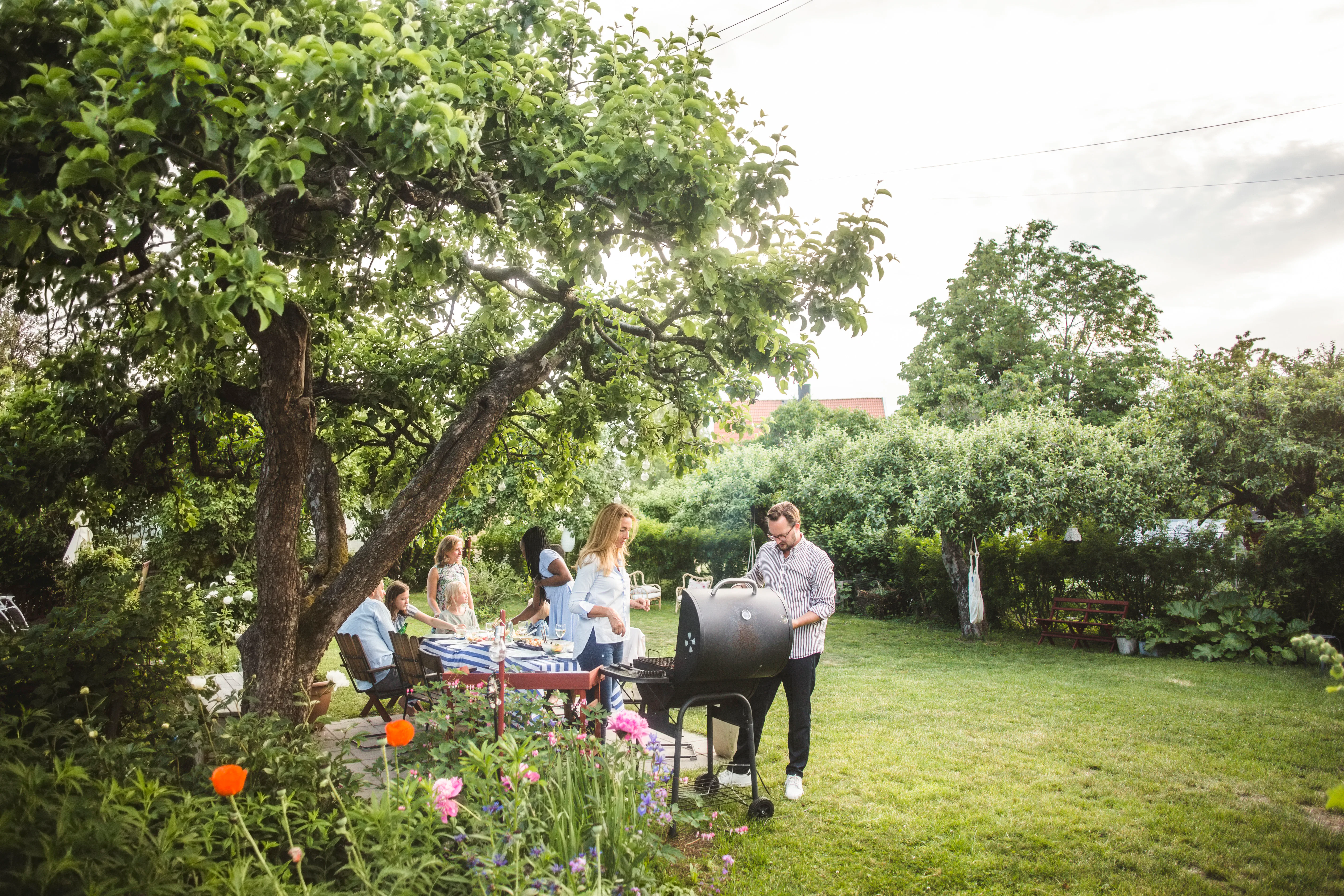 How To Social Distance With Friends This Summer, According To Doctors