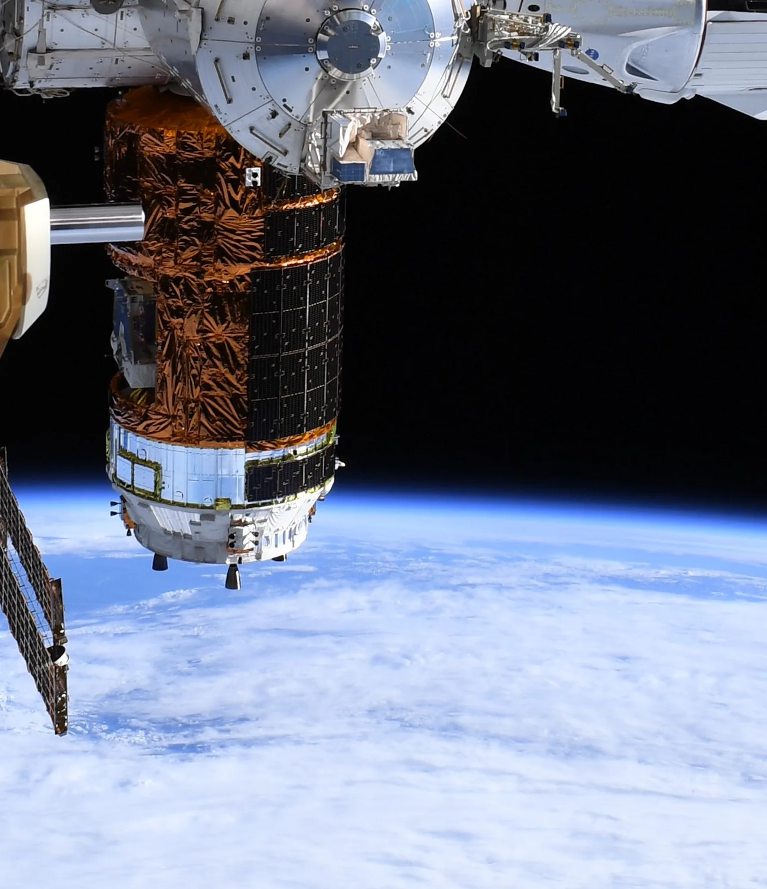 Iss Overview SpaceX Crew Dragon: awe-inspiring image shows astronaut view from the ISS