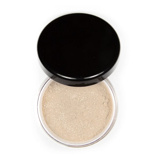 Foxy Finish Mineral Loose Setting Powder (Glow) in Golden Light