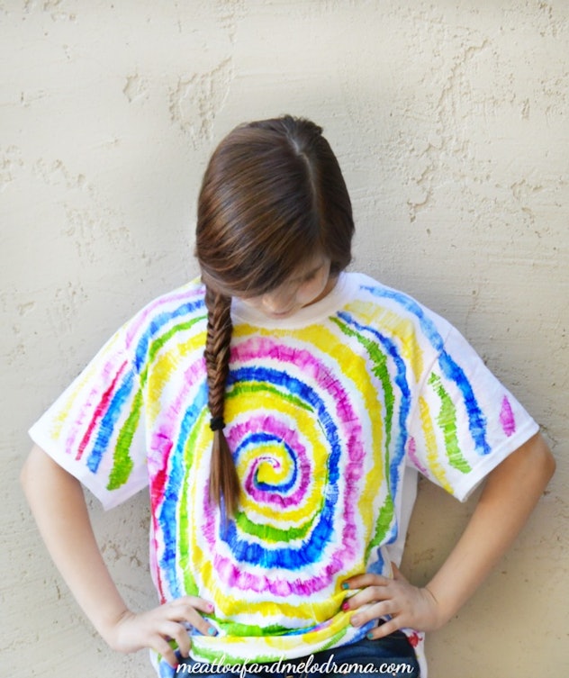 Sharpie Tie-Dye T-shirts are an easy tie-dye craft to do with your kids. 