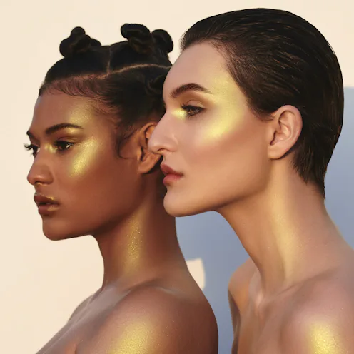 Rituel de Fille's Metamorphic highlighter has a green glow to it.