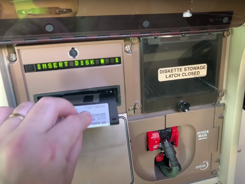 Boeing 747 floppy disk port